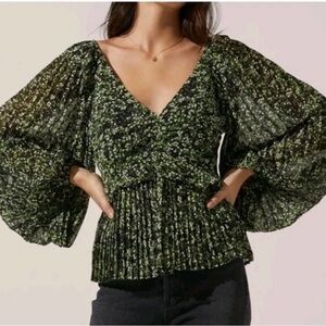 ASTR The Label Green Ditsy Floral Top Balloon Sleeve Ruffle Pleated Womens Sz S